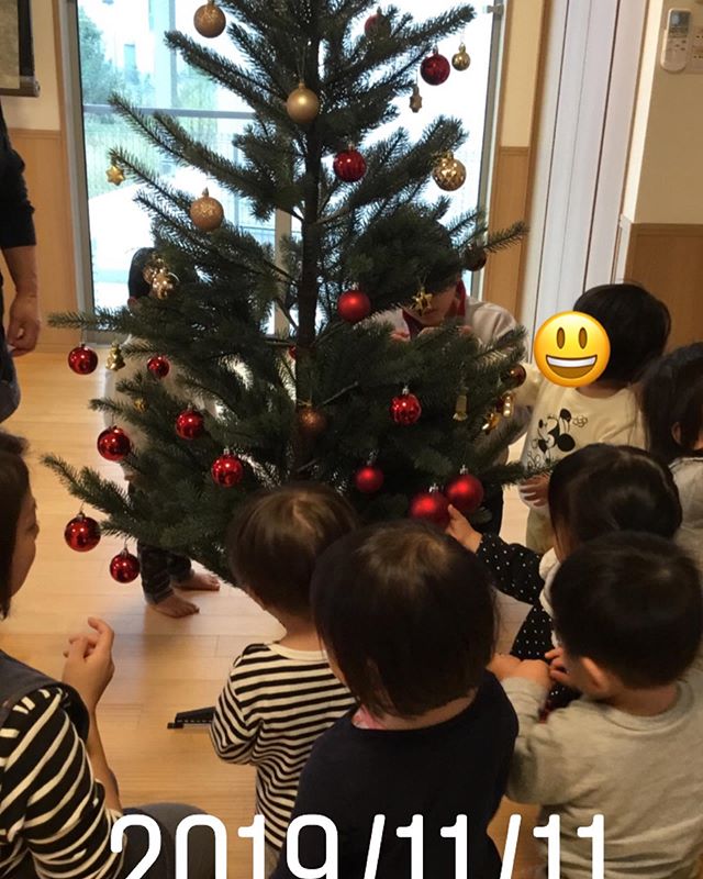 みんなでクリスマスツリーに飾り付けサンタさんからのプレゼントを待ってるよ☆#神戸市#垂水区#舞多聞#もりの保育園#舞多聞100年の杜 #サンウッド株式会社