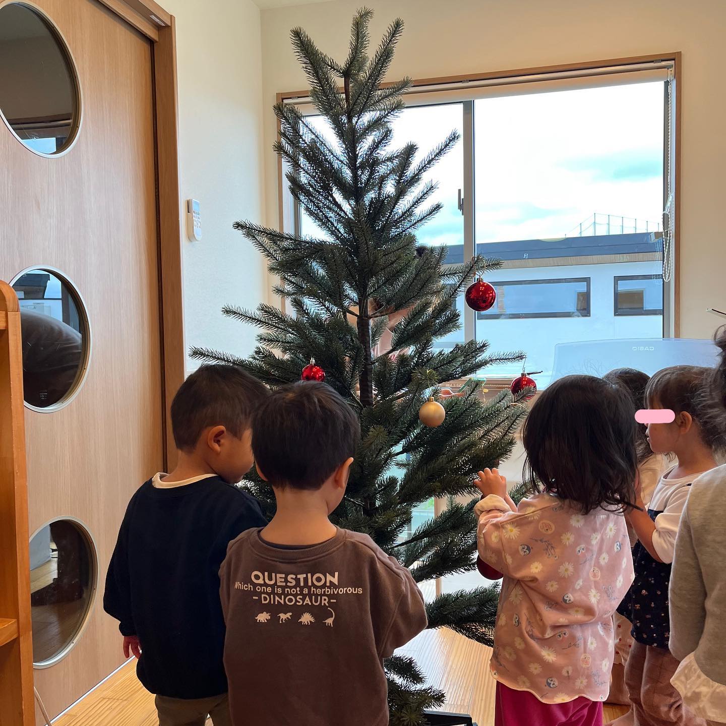 .みんなでクリスマスツリー飾り付けしたよ#神戸市#垂水区#舞多聞#小規模保育園#舞多聞100年の杜#コミュセン舞多聞##子育て#認可保育園#学園都市#クリスマスツリー #クリスマス